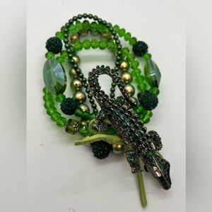 Beaded bracelet set with alligator brooch design